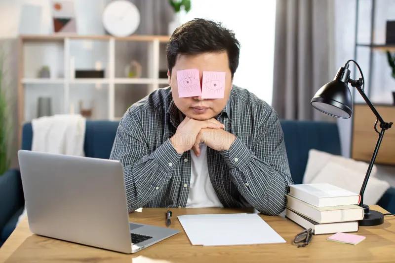 Persona descansando sus ojos después del trabajo digital